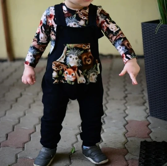 Dětské laclové kalhoty s kapsou - lesní přátelé na černé