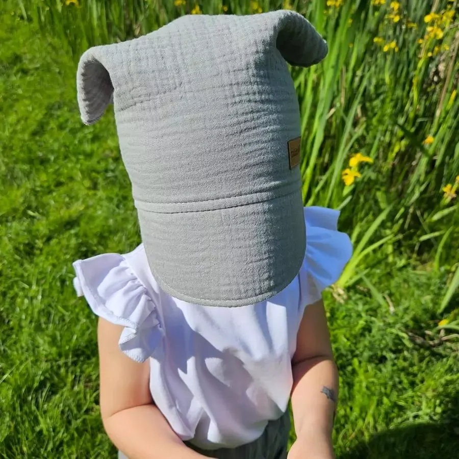 Dětský mušelínový šátek s kšiltem - šedá