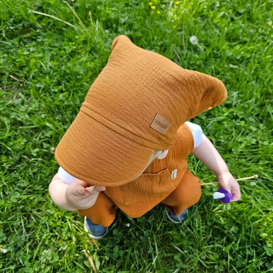 Dětský mušelínový šátek s kšiltem - karamel