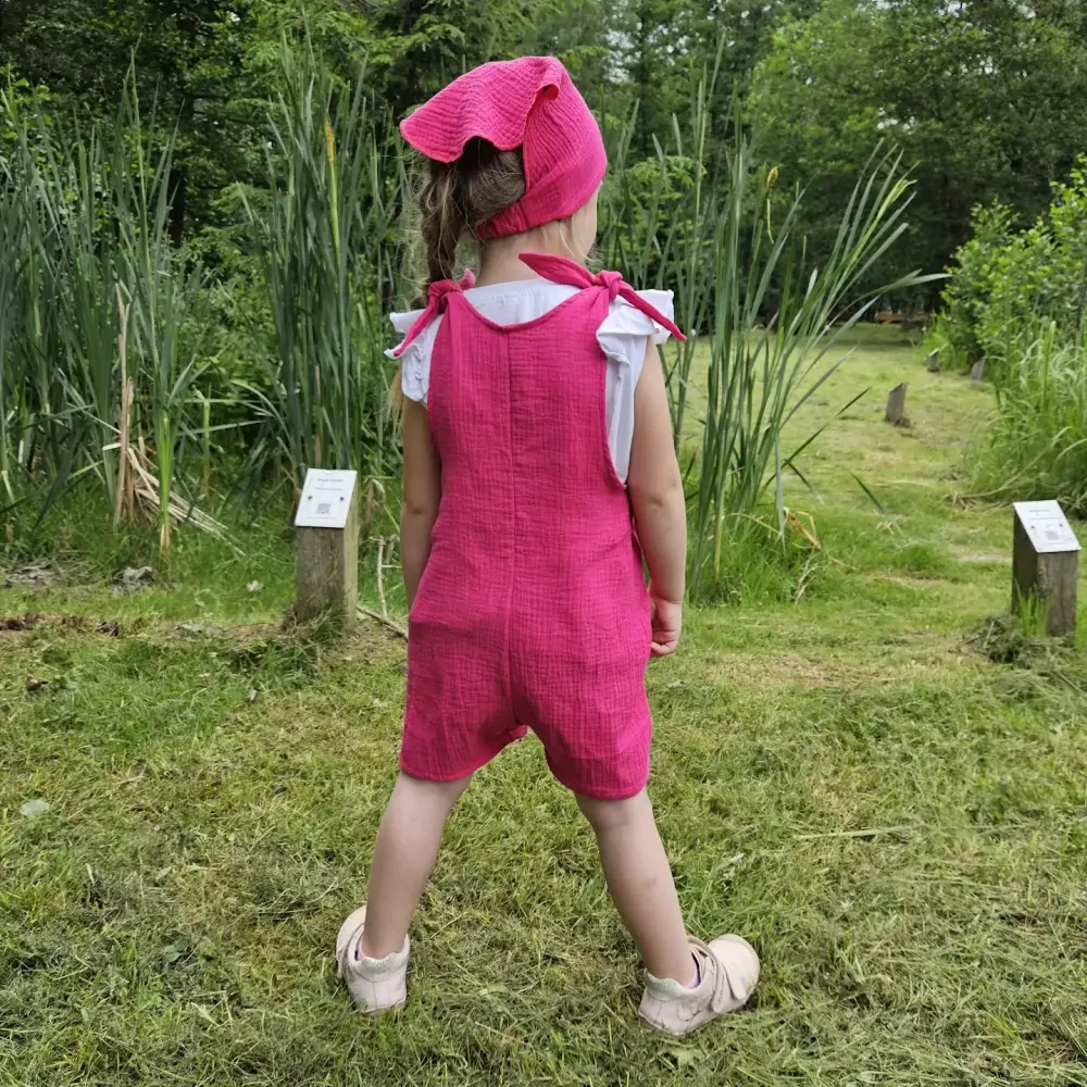 Dětské mušelínové laclové kraťasy - malinová