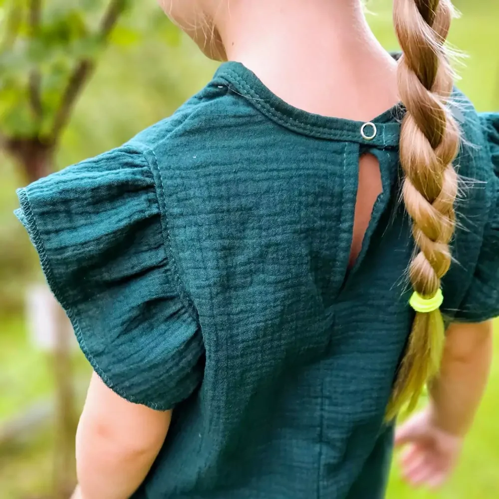 Dětské mušelínové triko s volánky na ramenou - petrolejová zelená