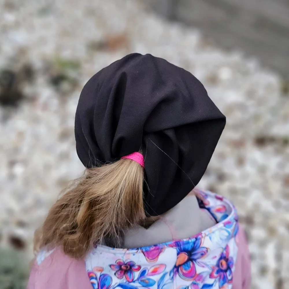 Čepice s průvlekem na culík - černá