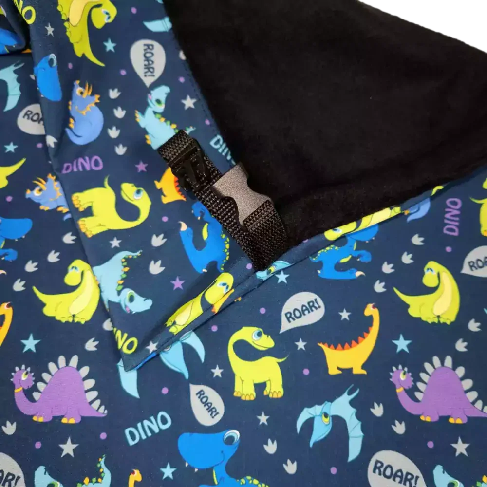 Softshellová nepadací deka do kočárku  - barevní dinosauři