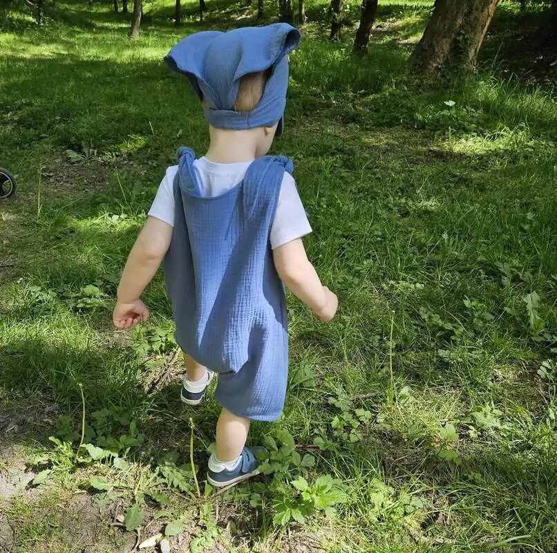 Dětský mušelínový šátek s kšiltem - džínově modrá