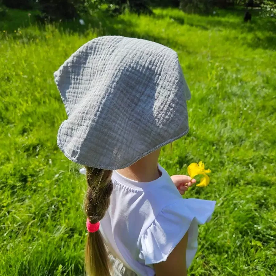 Dětský mušelínový šátek s kšiltem - šedá