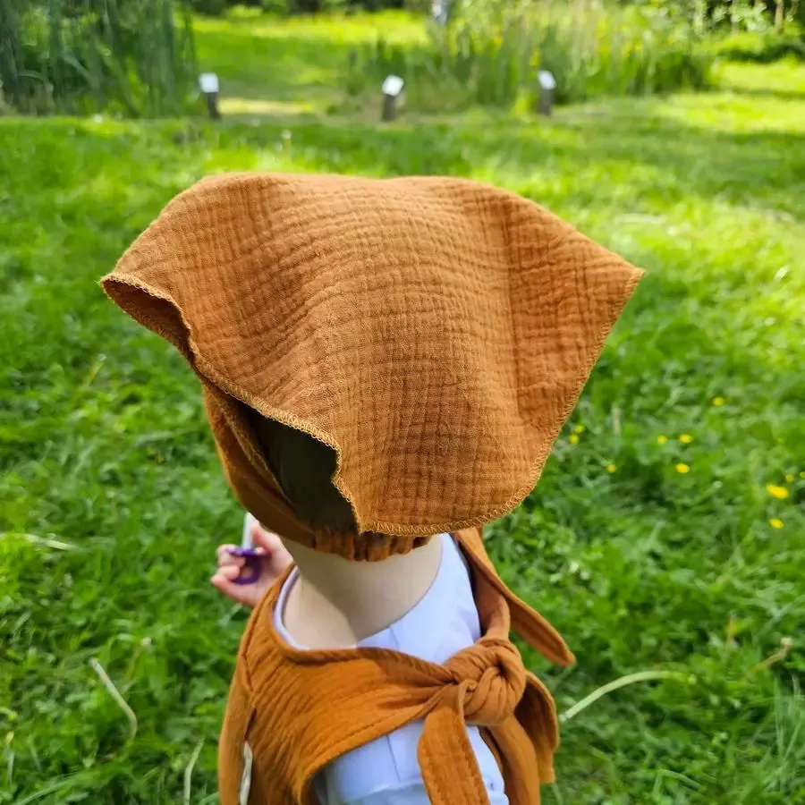 Dětský mušelínový šátek s kšiltem - karamel