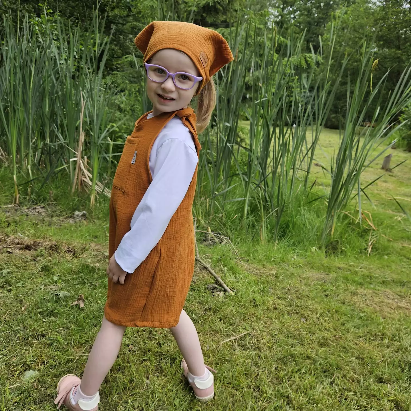 Dětské mušelínové laclové kraťasy - karamelová