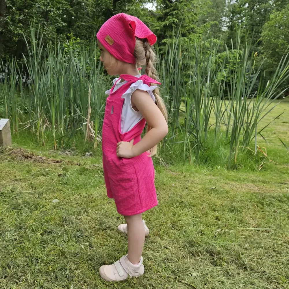 Dětské mušelínové laclové kraťasy - malinová