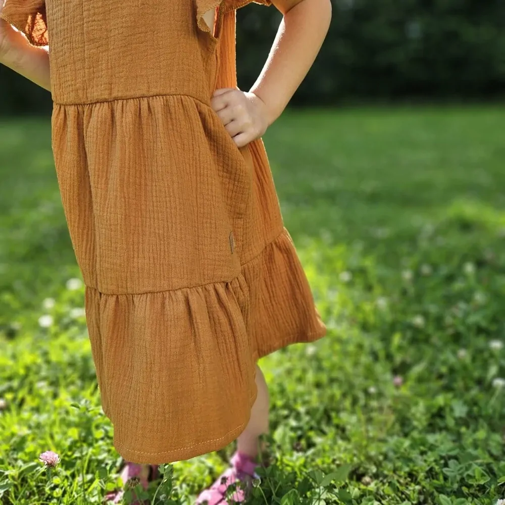 Dětské mušelínové šaty - karamelová
