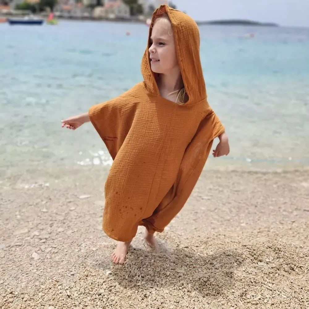 Dětské mušelínové pončo - karamelová