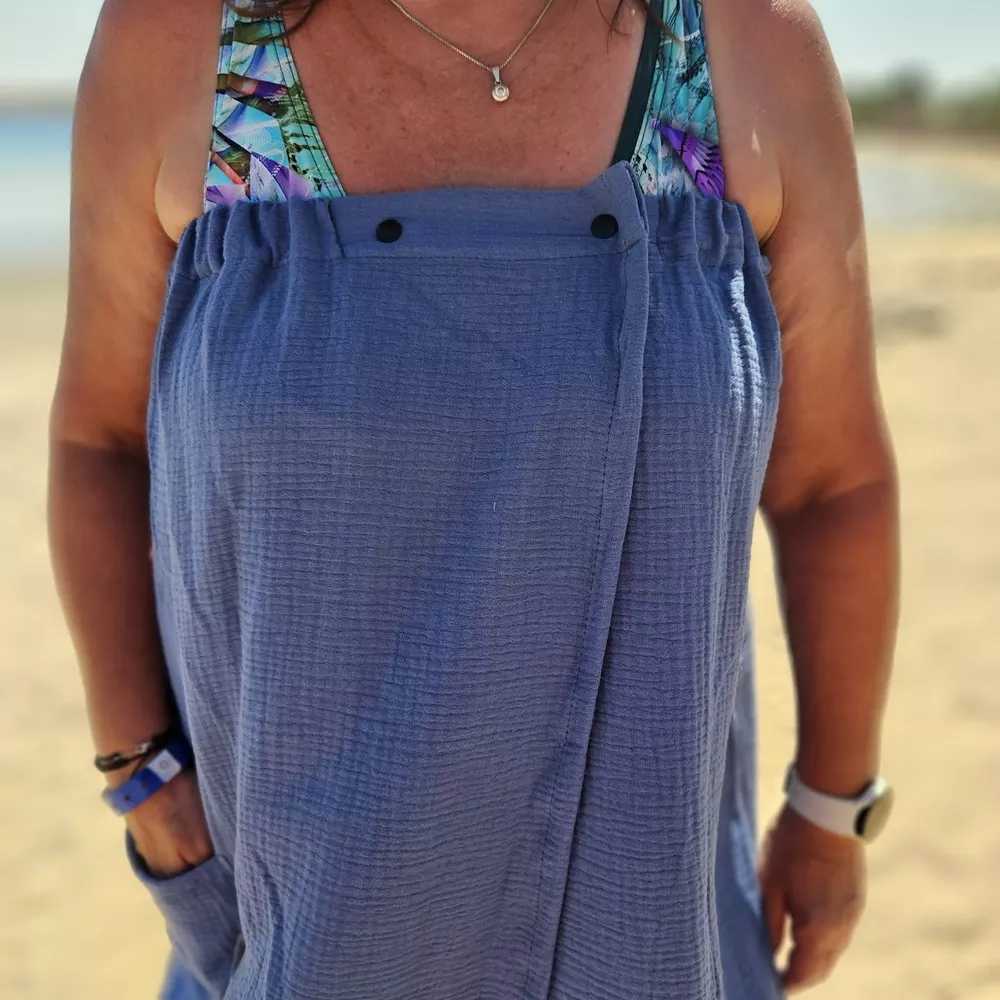 Dámský mušelínový ručník na zapínání - džínově modrá