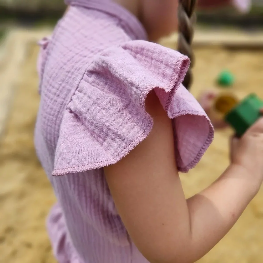 Dětské mušelínové triko s volánky na ramenou - starorůžová