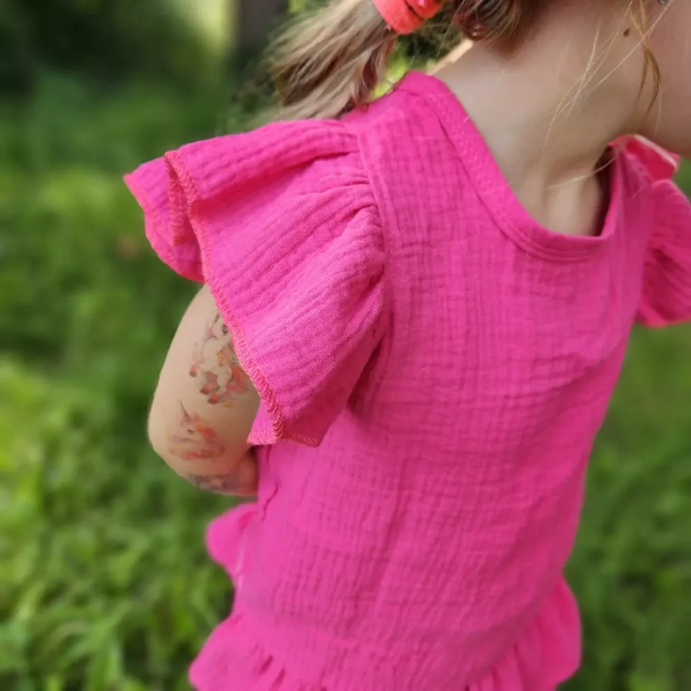 Dětské mušelínové triko s volánky na ramenou - malinová