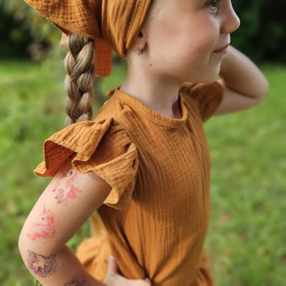 Dětské mušelínové triko s volánky na ramenou - karamel