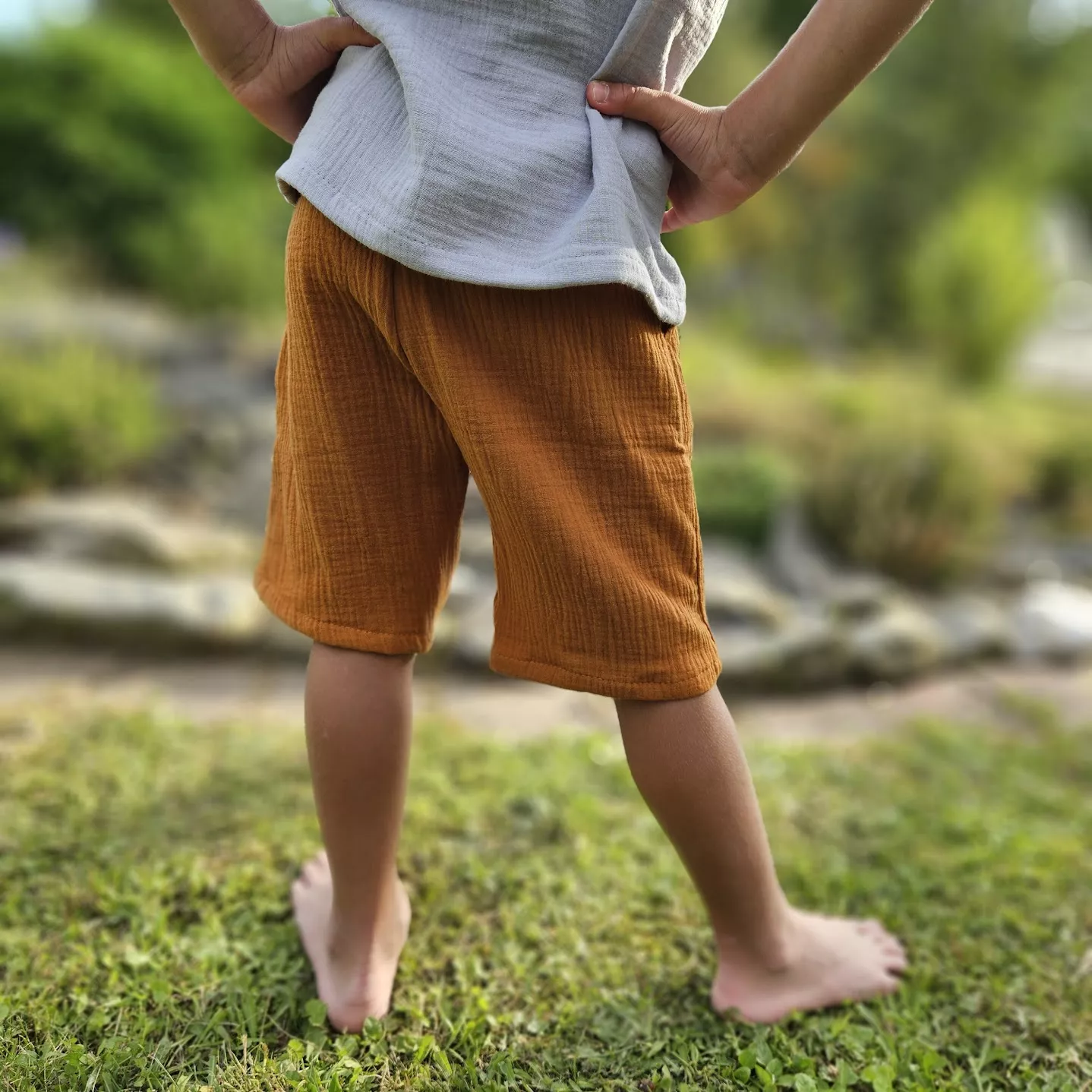 Dětské mušelínové kraťasy "bermudy" -  karamelová