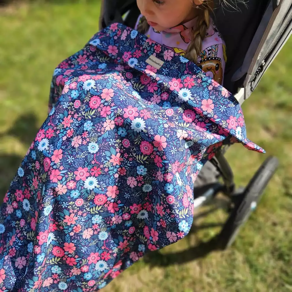 Softshellová nepadací deka do kočárku - barevné kytičky