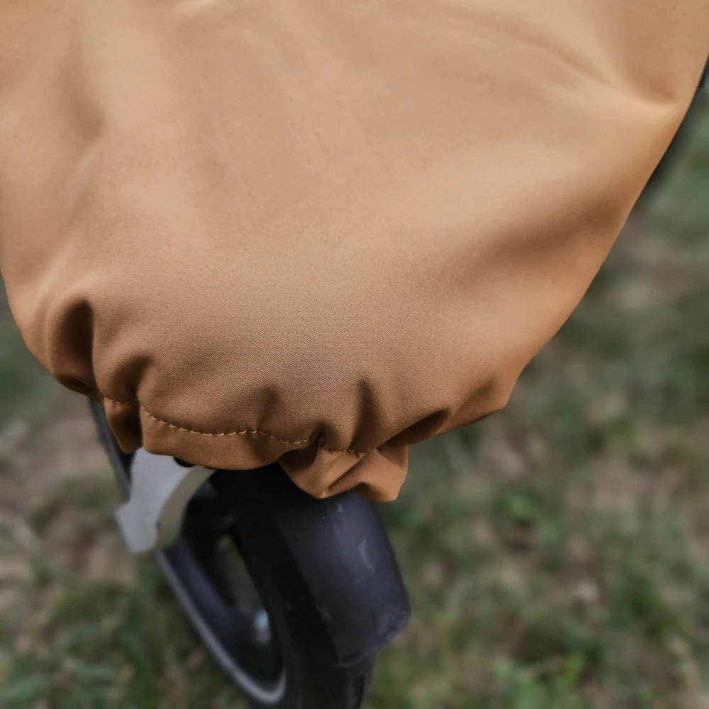 Softshellová nepadací deka do kočárku zateplená - hnědá
