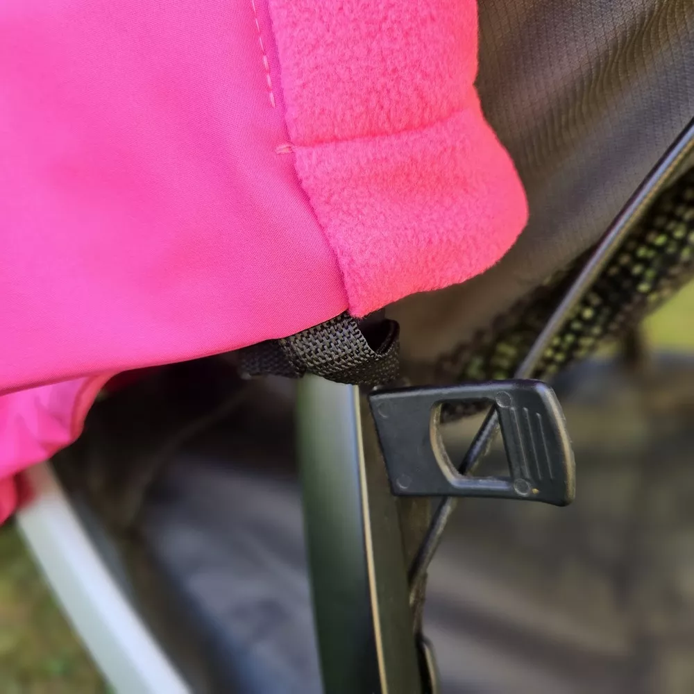 Softshellová nepadací deka do kočárku zateplená - malinová