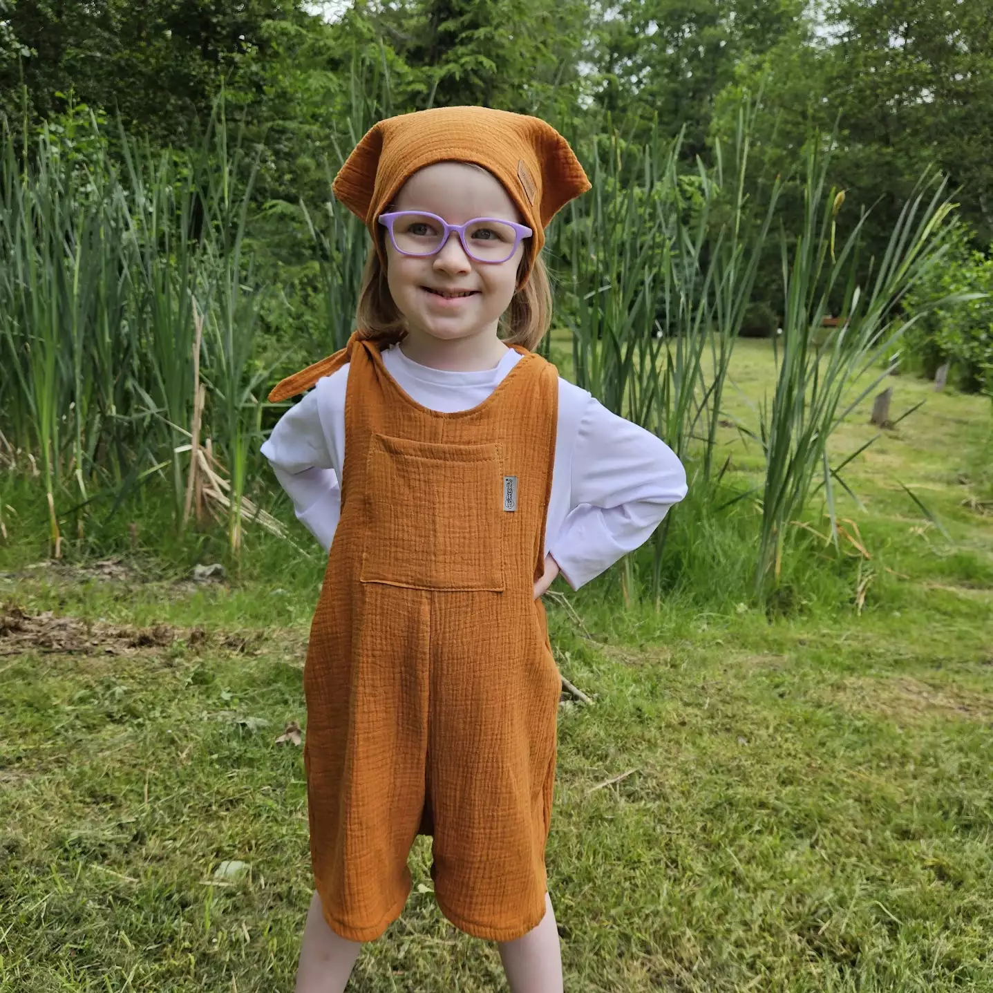 Dětské mušelínové laclové kraťasy - karamelová