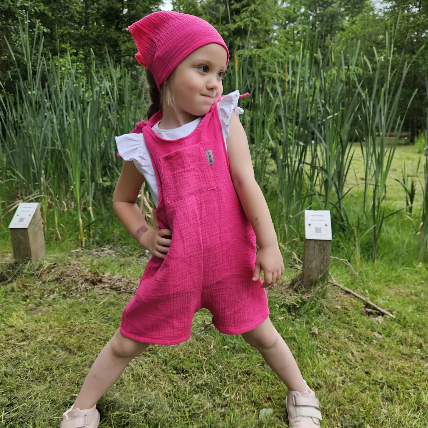 Dětské mušelínové laclové kraťasy - malinová