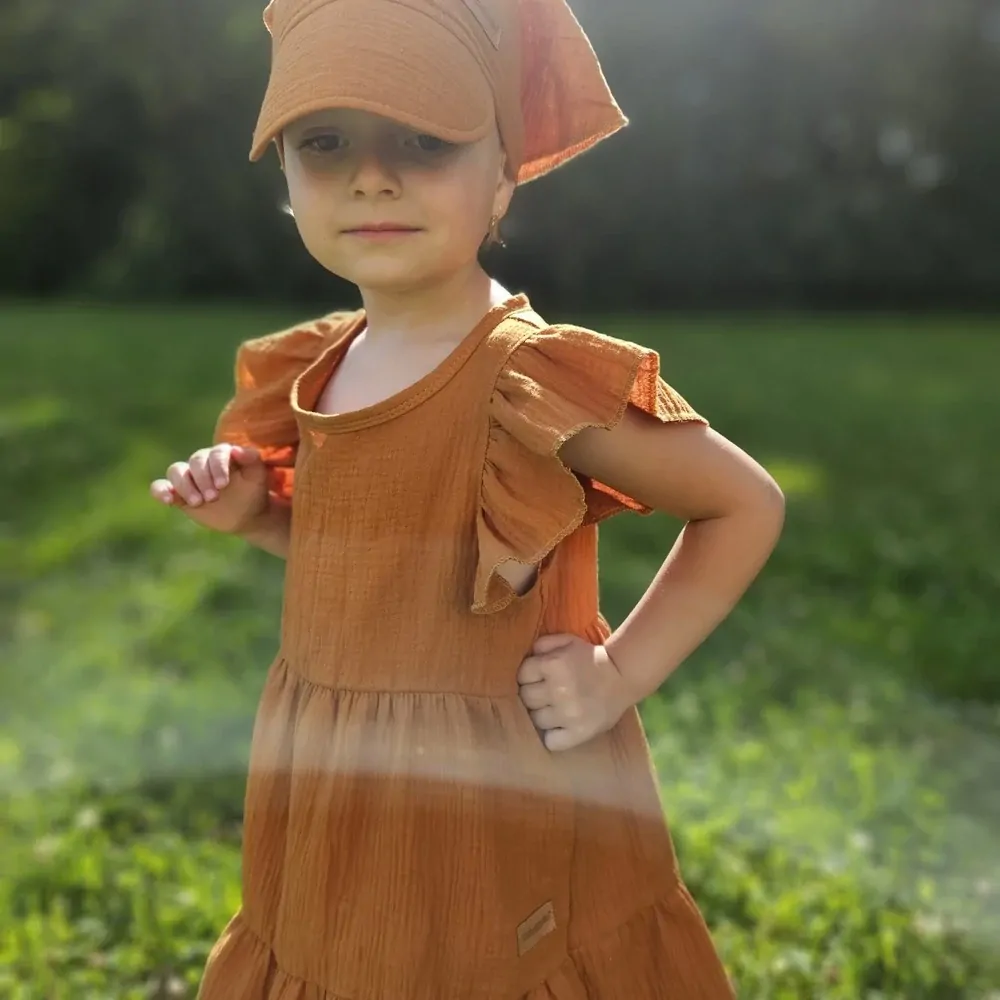 Dětské mušelínové šaty - karamelová