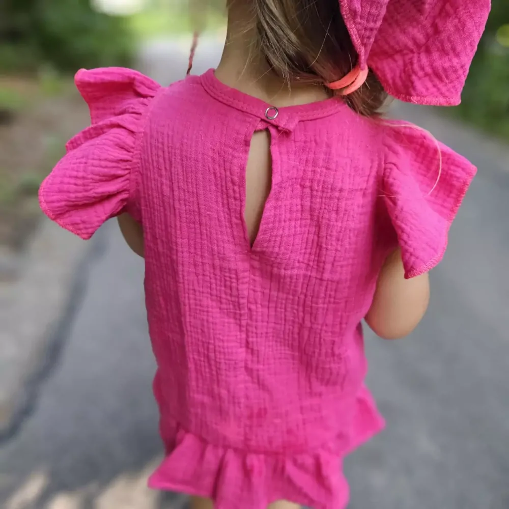 Dětské mušelínové triko s volánky na ramenou - malinová