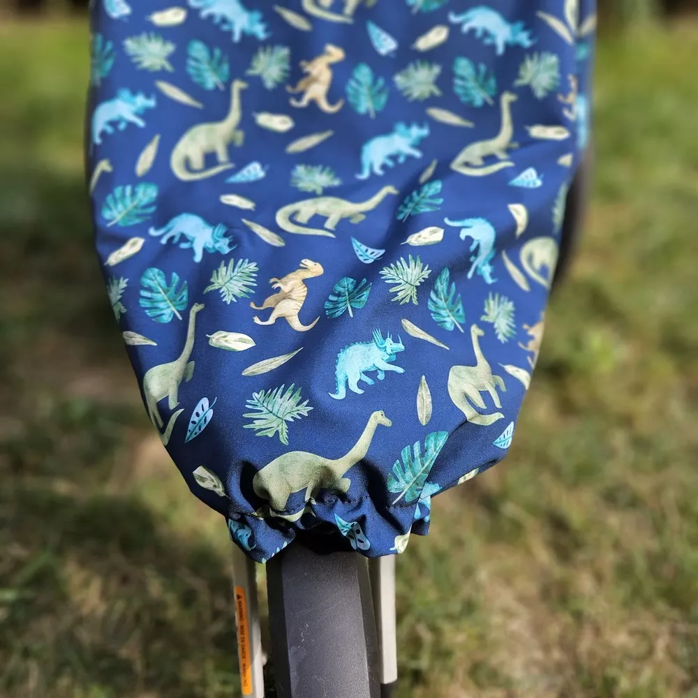Softshellová nepadací deka do kočárku - dinosauři