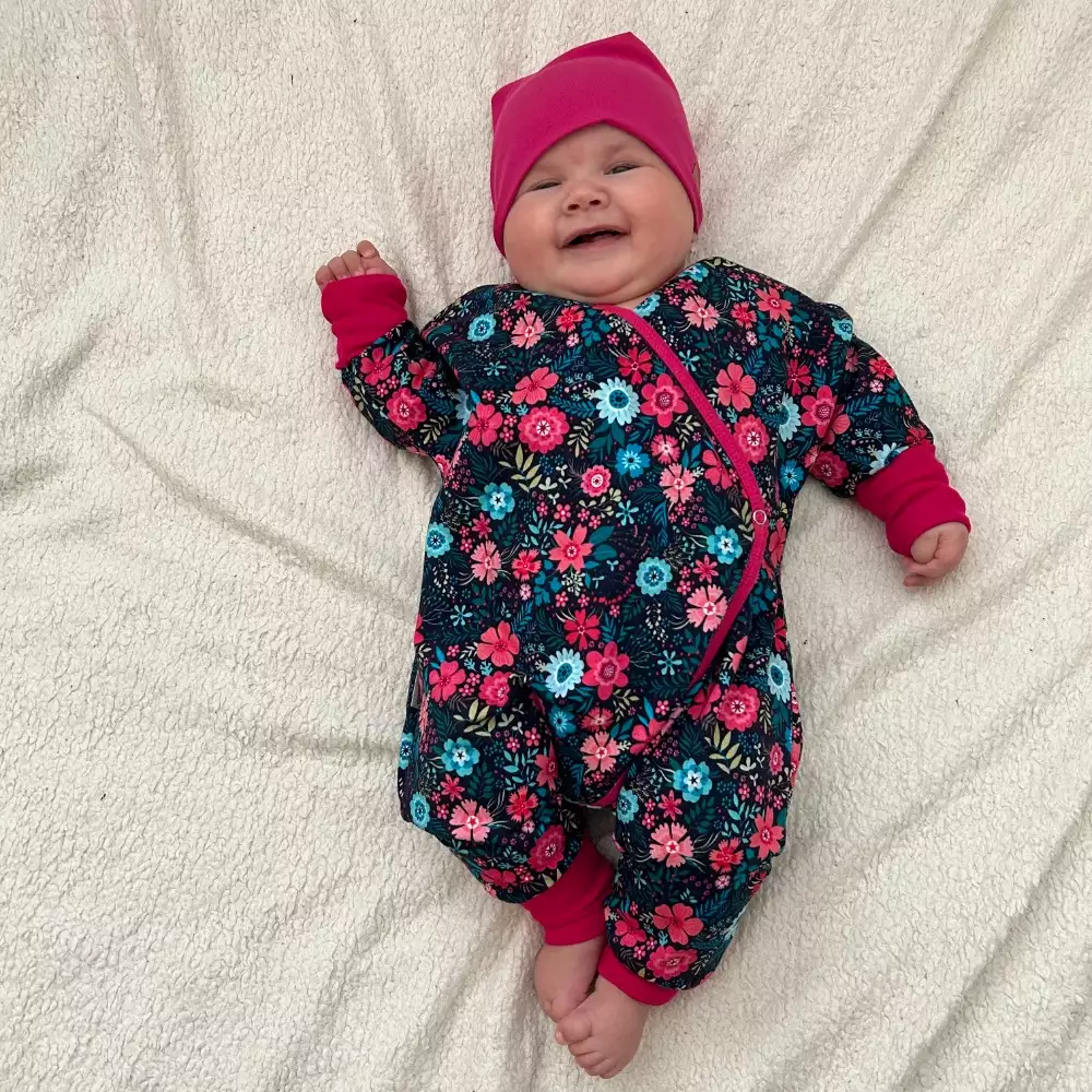 Kojenecký rostoucí overal - luční kvítí