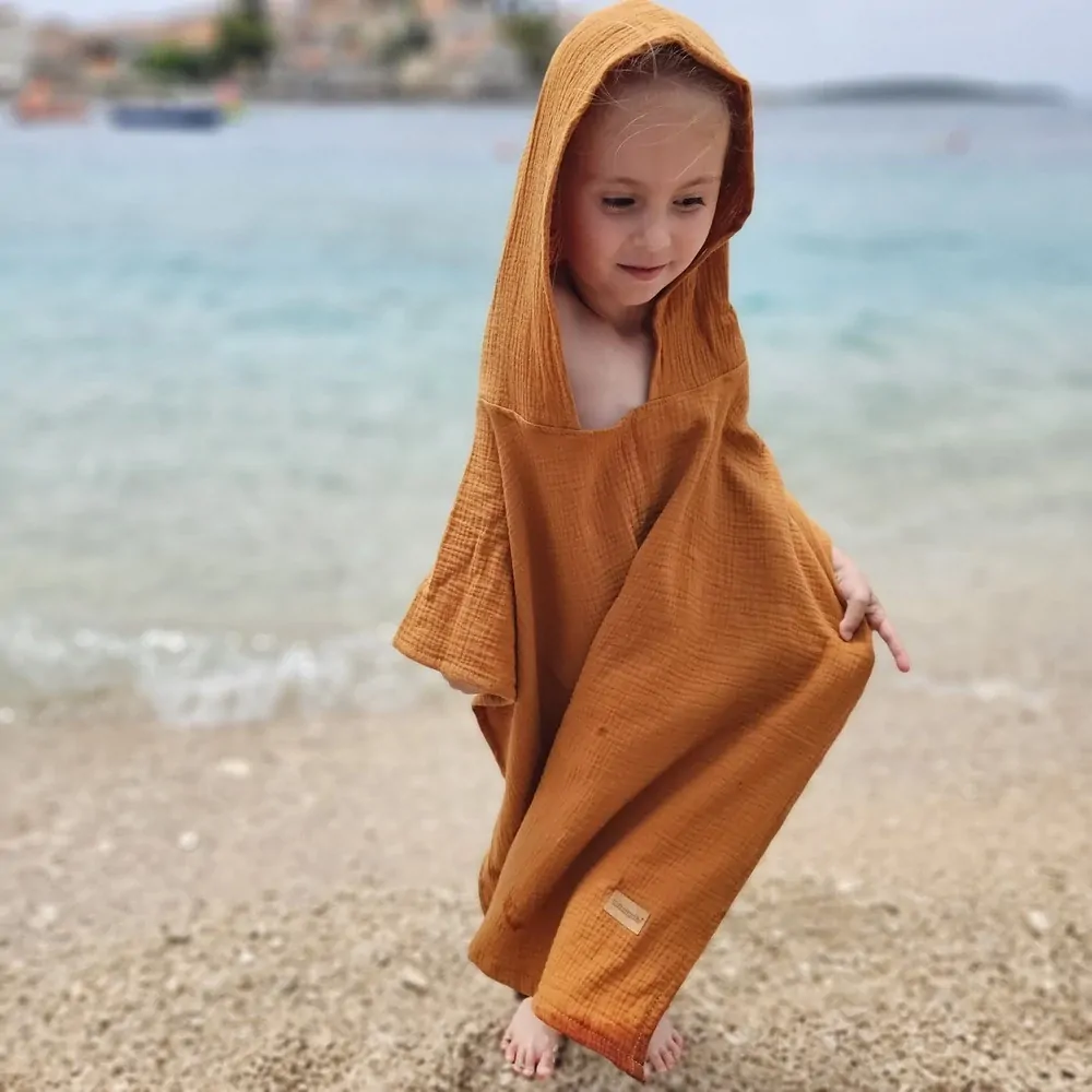 Dětské mušelínové pončo - karamelová