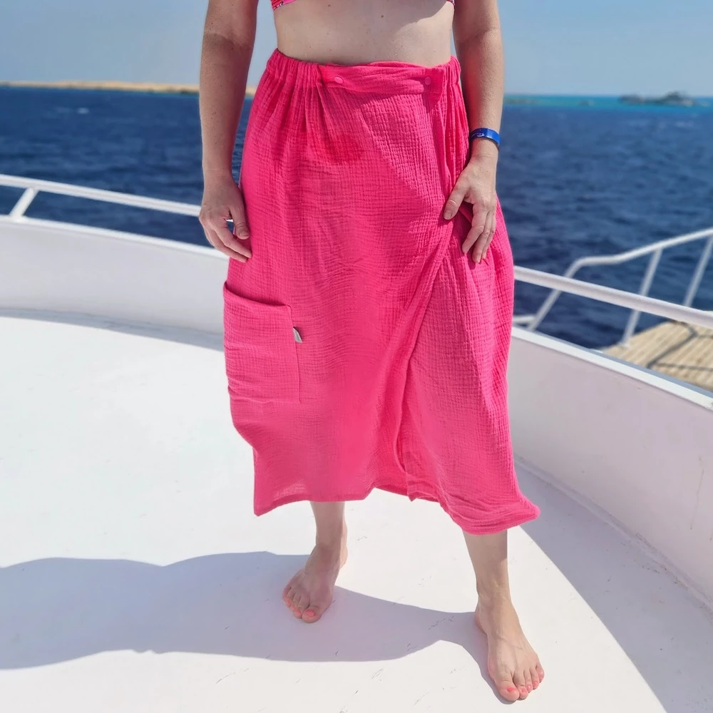 Dámský mušelínový ručník na zapínání - malinová