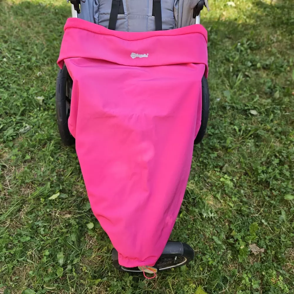 Softshellová nepadací deka do kočárku - malinová