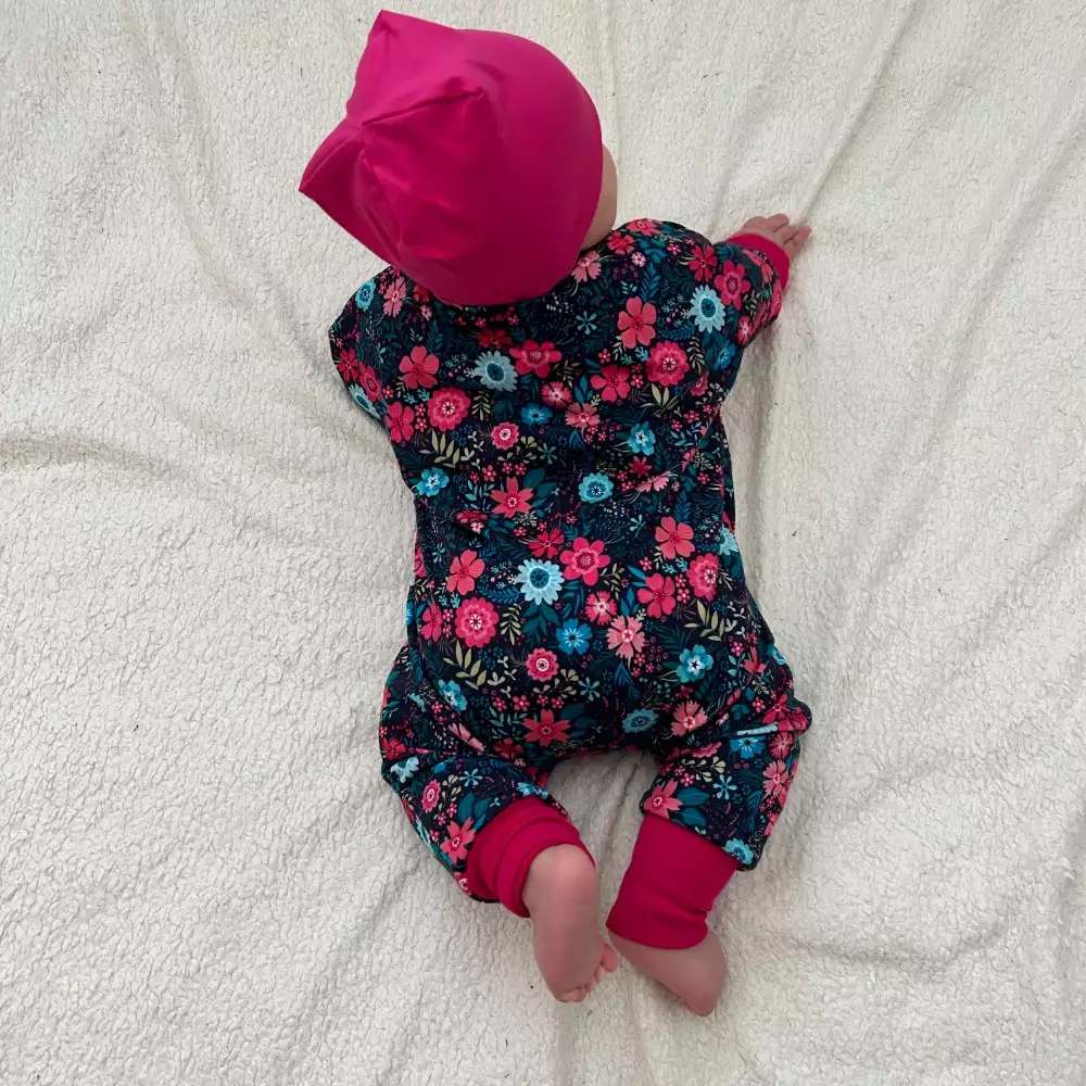 Kojenecký rostoucí overal - luční kvítí