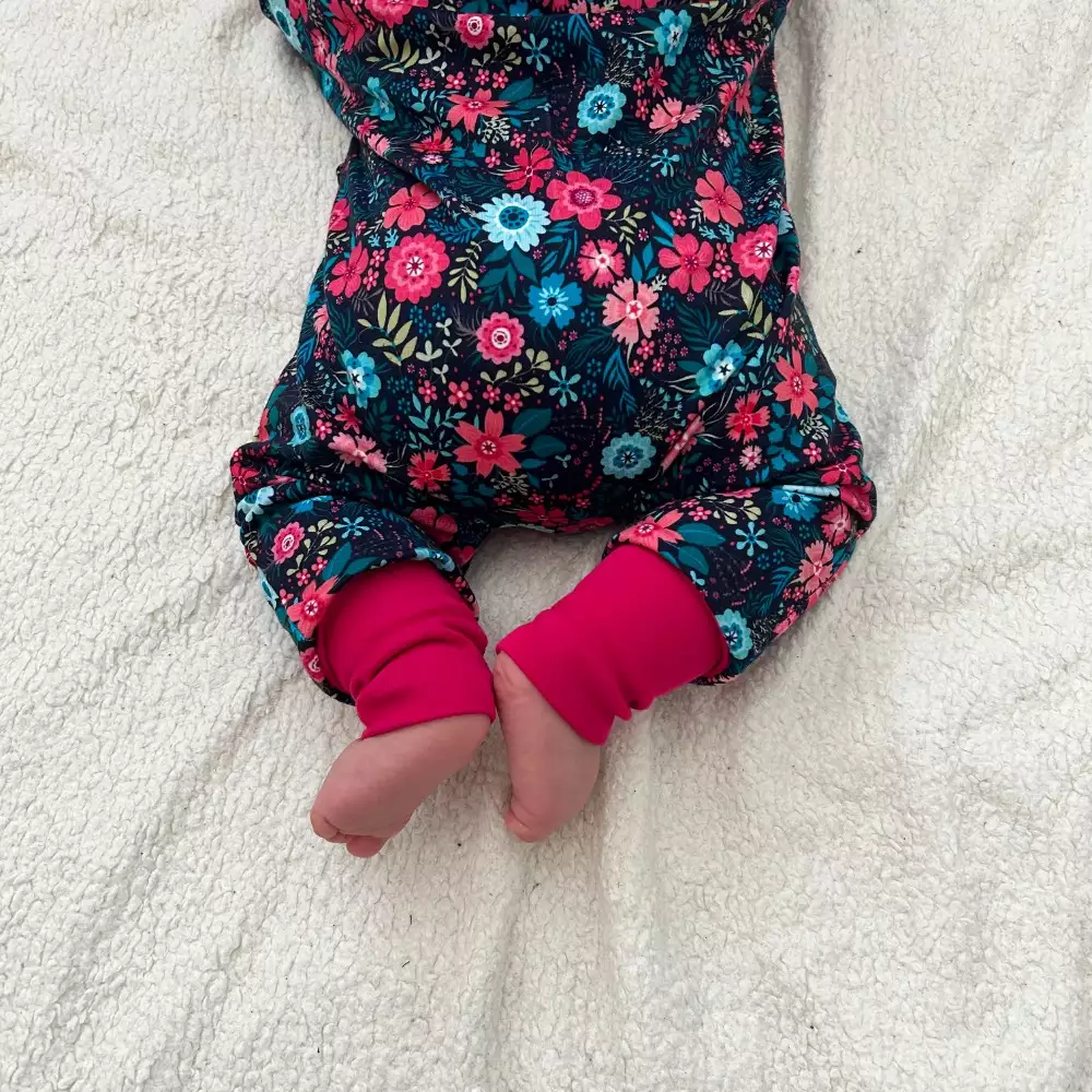 Kojenecký rostoucí overal - luční kvítí