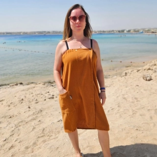 Dámský mušelínový ručník na zapínání - karamelová